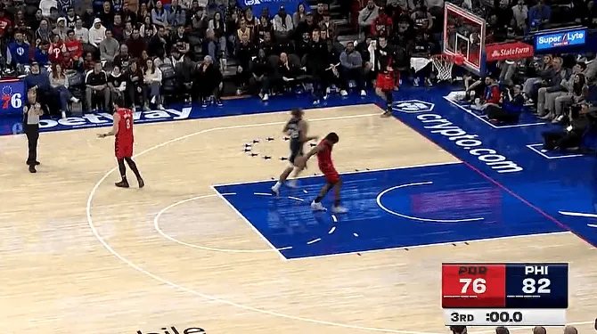 华体会官网-格兰特单节6中4得到11分，开拓者三节76-82落后76人